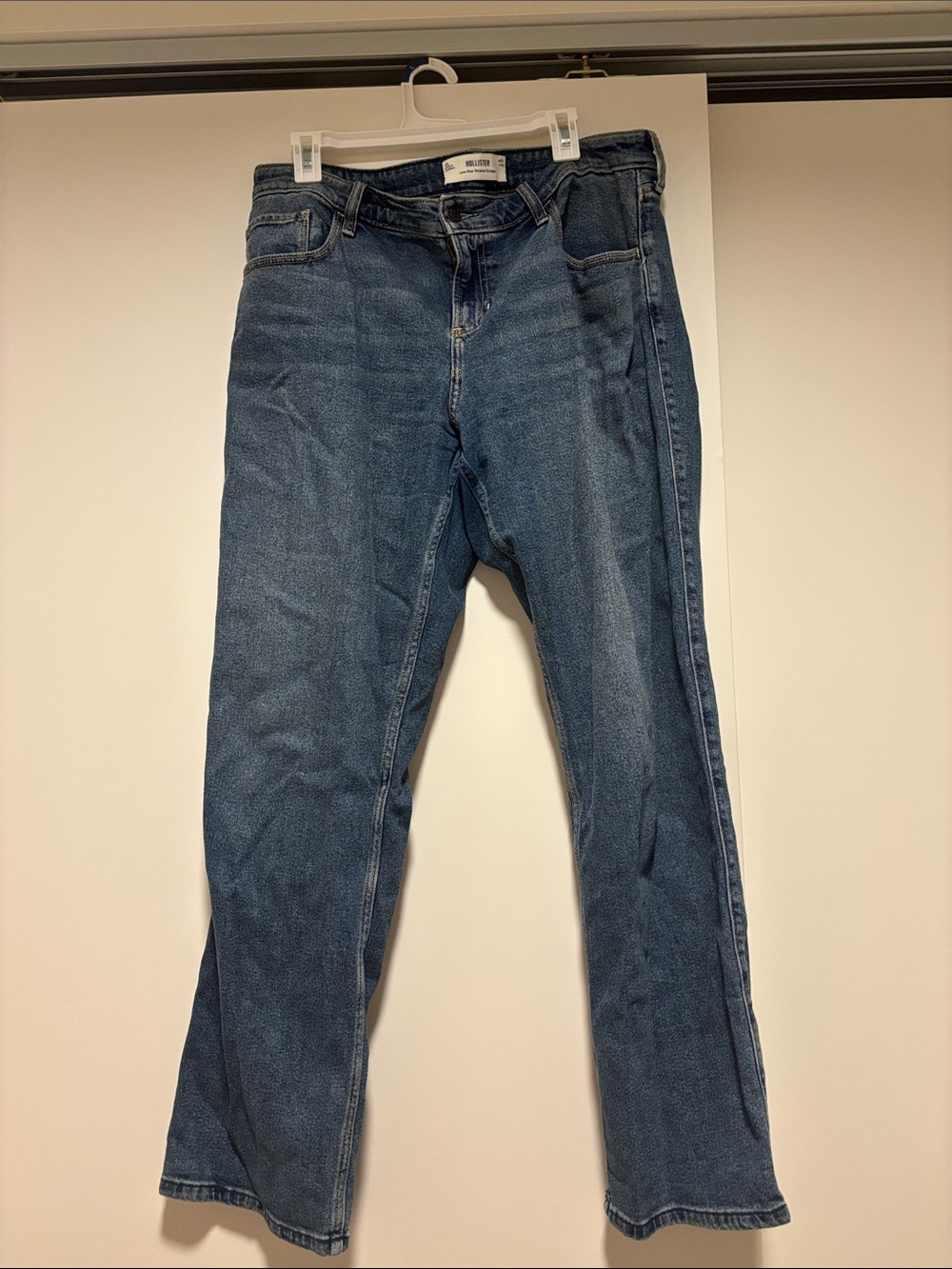 Hollister Women's low rise relaxed straight Jeans in dark Blue 12/31L